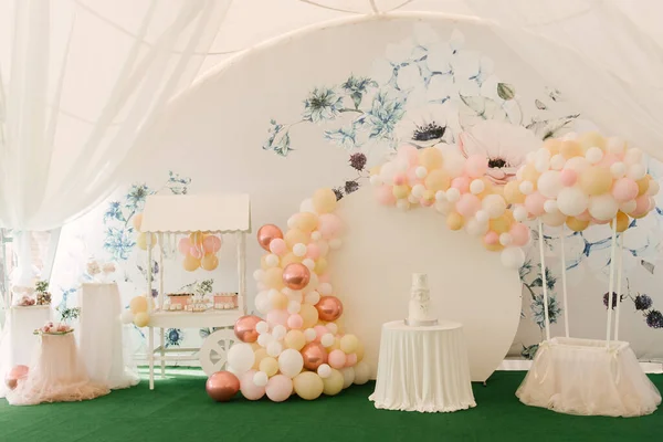 Une Fête Joliment Décorée Avec Des Ballons Dans Une Grande — Photo