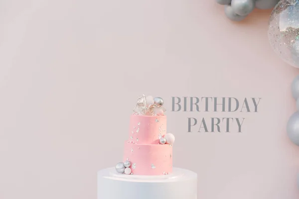 一个大的粉色蛋糕 背景上有粉色的银色气球照片区域 用气球装饰的派对 — 图库照片