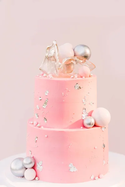 분홍색 커다란 케이크에 배경에 있습니다 풍선으로 장식된 — 스톡 사진