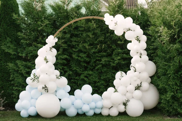 Tatil partisi için dekorasyon. Bir sürü balon mavi ve beyaz renkli. Topları olan yuvarlak fotoğraf bölgesi