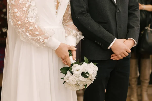 Los Novios Vestido Novia Las Manos Los Recién Casados Fotos De Stock Sin Royalties Gratis