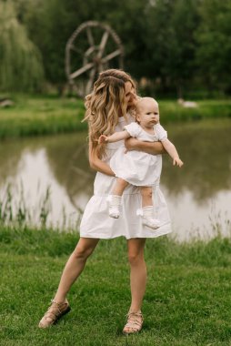 Doğada bir yaşında bir kızı olan güzel bir anne.