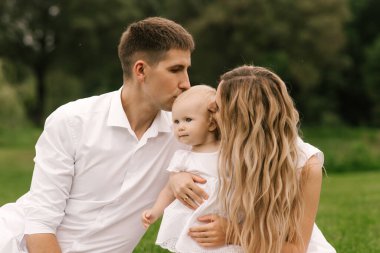 Güzel, genç bir aile annesi ve babası ve bir yaşında bir kızı var, mutlu bir aile.