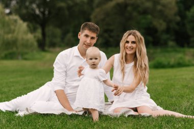 Güzel, genç bir aile annesi ve babası ve bir yaşında bir kızı var, mutlu bir aile.