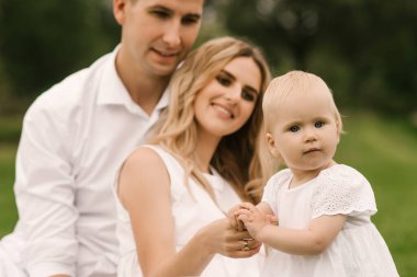 Güzel, genç bir aile annesi ve babası ve bir yaşında bir kızı var, mutlu bir aile.