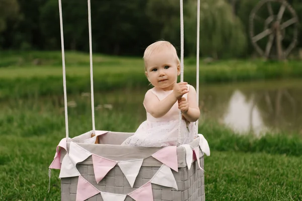 Uma Linda Menina Uma Cesta Com Balão Bolo Comemora Seu — Fotografia de Stock