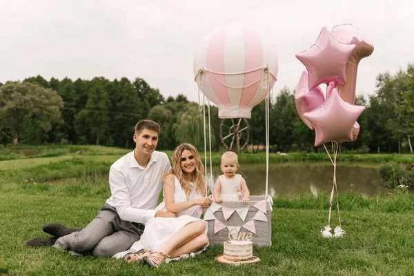 Uma Linda Menina Com Mamãe Papai Uma Cesta Com Balão — Fotografia de Stock