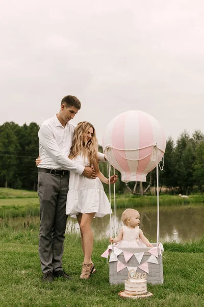 Vacker Liten Flicka Med Mamma Och Pappa Korg Med Ballong — Stockfoto