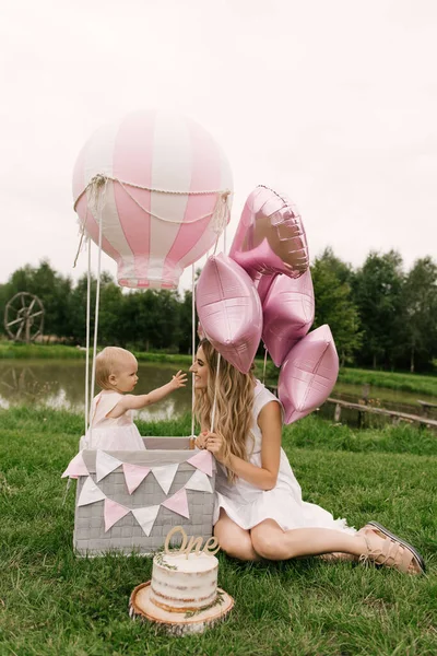 Güzel Küçük Bir Kız Annesiyle Birlikte Bir Sepetin Içinde Balonla — Stok fotoğraf