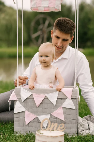 Uma Linda Menina Com Seu Pai Uma Cesta Com Balão — Fotografia de Stock
