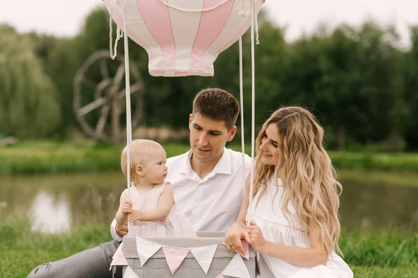 Une Belle Petite Fille Avec Maman Papa Dans Panier Avec — Photo