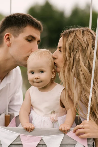 Beaux Jeunes Parents Embrassent Leur Fille Dans Nature — Photo