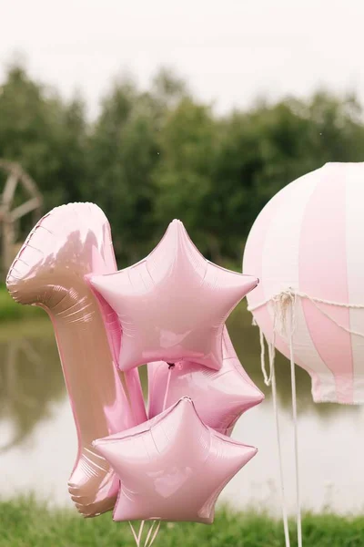 Heliumballonger Rosa Nummer Ett Och Stjärnor Ballong Med Korg Naturen — Stockfoto