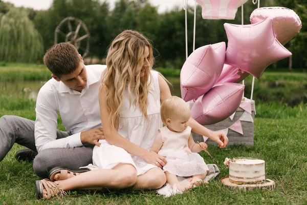 Une Belle Petite Fille Avec Maman Papa Dans Panier Avec — Photo