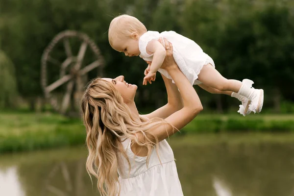 Una Bella Giovane Mamma Con Una Figlia Anno Natura Mamma — Foto Stock