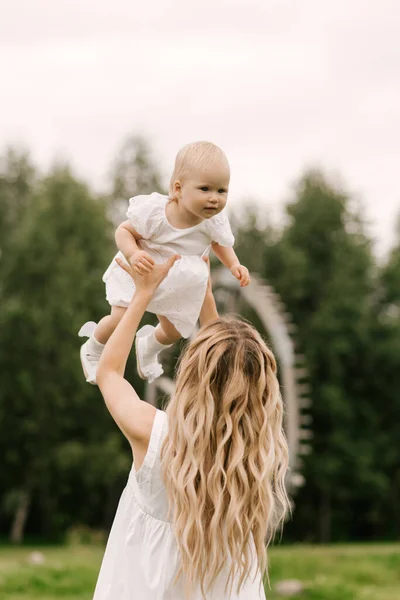 Una Bella Giovane Mamma Con Una Figlia Anno Natura Mamma — Foto Stock