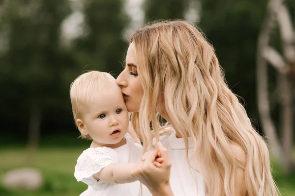 Bella Giovane Mamma Con Una Figlia Anno Natura — Foto Stock