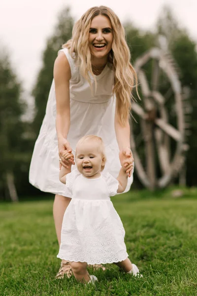 Uma Bela Jovem Mãe Com Uma Filha Ano Idade Natureza — Fotografia de Stock