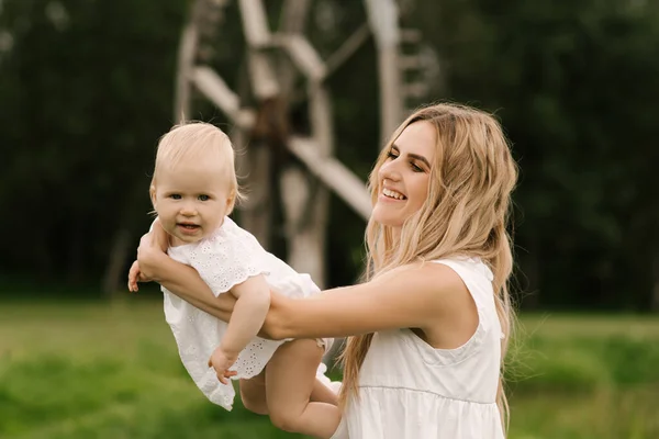 Piękna Młoda Mama Roczną Córką Naturze Mama Uśmiecha Się Rzuca — Zdjęcie stockowe