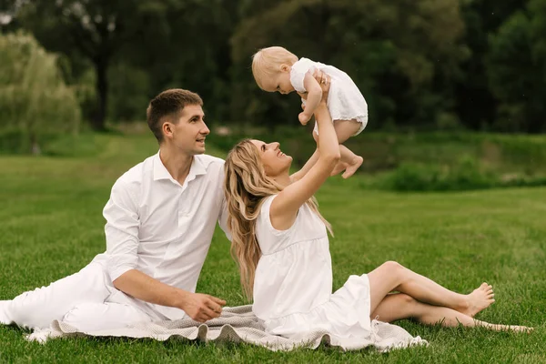 Hermosa Familia Joven Mamá Papá Con Una Hija Año Edad —  Fotos de Stock