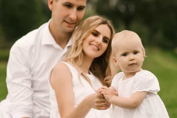 Belle Jeune Famille Maman Papa Avec Une Fille Dans Nature — Photo