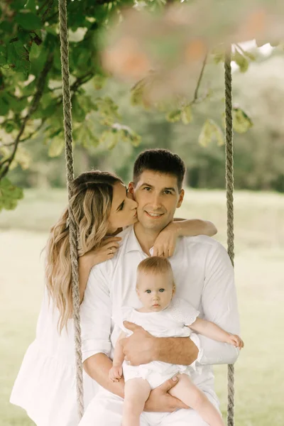 Une Belle Jeune Famille Maman Papa Avec Une Fille Dans — Photo