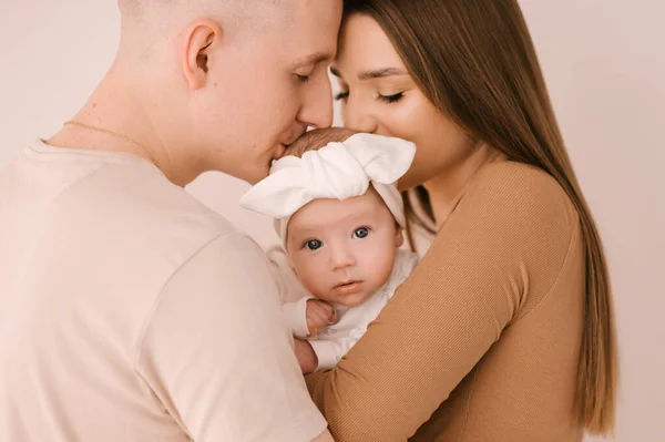Família Jovem Elegante Fotografada Com Bebezinho Lindo Família Expressa Amor — Fotografia de Stock