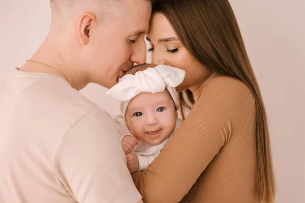 Família Jovem Elegante Fotografada Com Bebezinho Lindo Família Expressa Amor — Fotografia de Stock