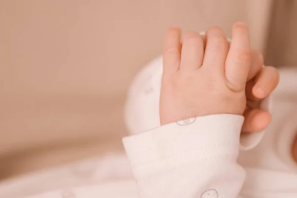 Маленькие Руки Новорожденной Девочки Светлом Фоне — стоковое фото