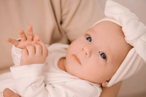 Cute Noworodka Dziewczyna Białych Ubraniach Rękach Taty Lekkim Tle — Zdjęcie stockowe
