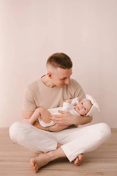 Biały Ojciec Noworodka Dziewczynka Rodzic Trzymający Rękach Kołyszącego Się Syna — Zdjęcie stockowe
