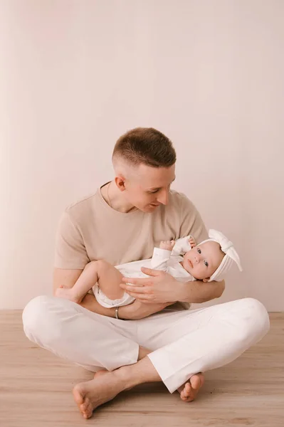 Padre Caucasico Neonata Genitore Che Tiene Mano Figlio Figlia Dondolante — Foto Stock