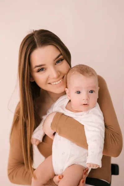 Amare Sorridente Giovane Madre Con Sua Figlia Appena Nata Uno — Foto Stock