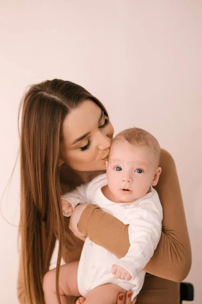 Kochająca Uśmiechnięta Młoda Matka Nowonarodzoną Córką Jasnym Tle — Zdjęcie stockowe