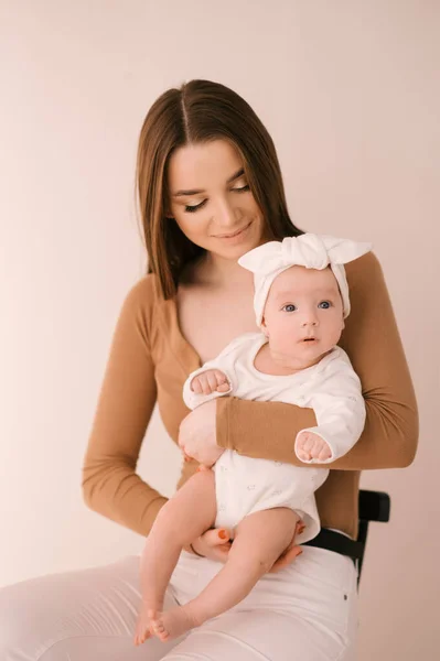 Amare Sorridente Giovane Madre Con Sua Figlia Appena Nata Uno — Foto Stock