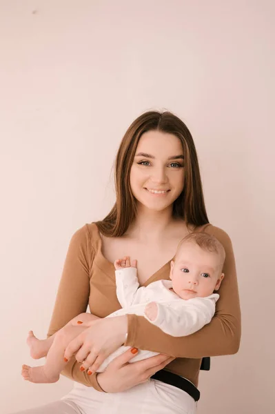 Amante Sorridente Jovem Mãe Com Sua Filha Recém Nascida Fundo — Fotografia de Stock