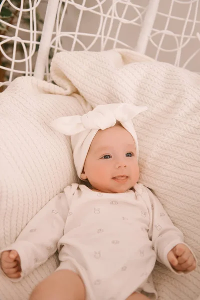 Schattig Pasgeboren Meisje Witte Kleren Een Lichte Achtergrond — Stockfoto