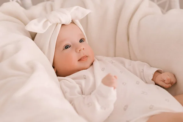 Милая Новорожденная Девушка Белой Одежде Светлом Фоне — стоковое фото