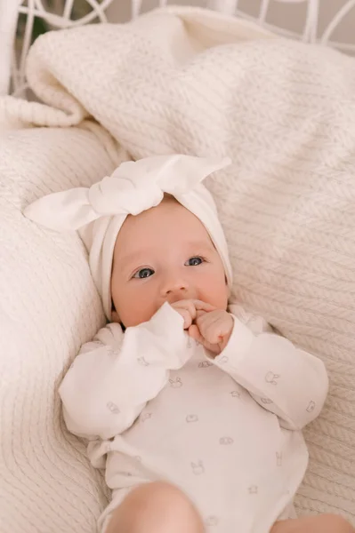 Cute Noworodka Dziewczyna Białe Ubrania Lekkim Tle — Zdjęcie stockowe