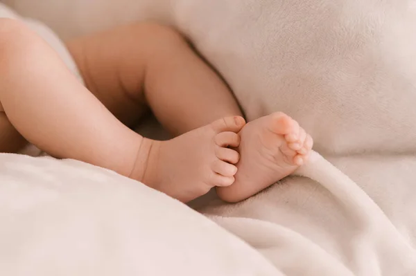 Small Legs Newborn Girl Light Background — Stock Photo, Image