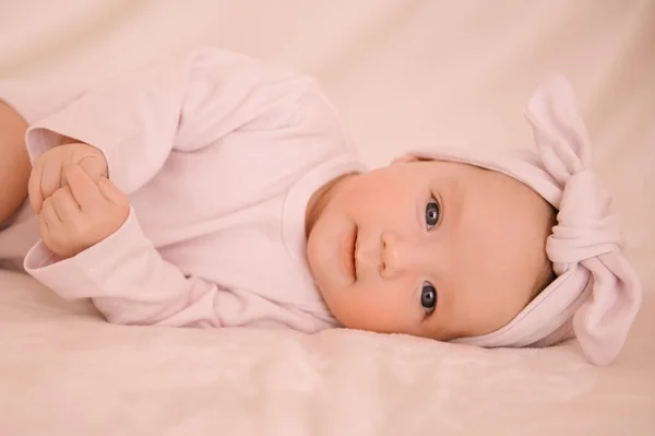 Cute Newborn Smiling Girl Light Background — Stock Photo, Image