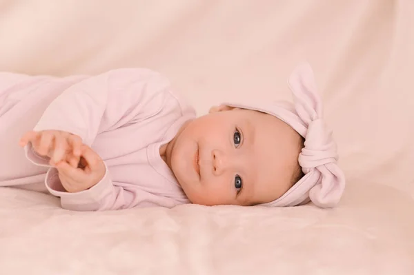 Милая Новорожденная Улыбающаяся Девушка Светлом Фоне — стоковое фото