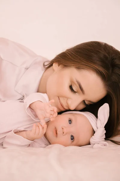 Amare Sorridente Giovane Madre Con Sua Figlia Appena Nata Uno — Foto Stock