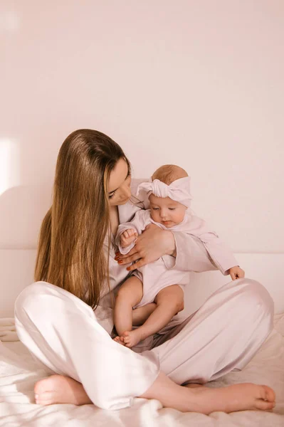 Amante Sorridente Jovem Mãe Com Sua Filha Recém Nascida Fundo — Fotografia de Stock