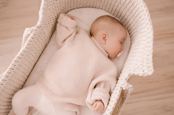 Cute Noworodka Dziewczyna Śpi Łóżeczku — Zdjęcie stockowe