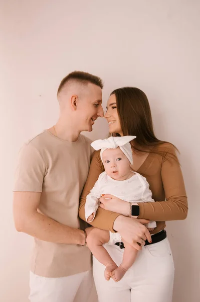 Stilvolle Junge Familie Fotografiert Mit Einem Kleinen Wunderschönen Baby Die Stockbild