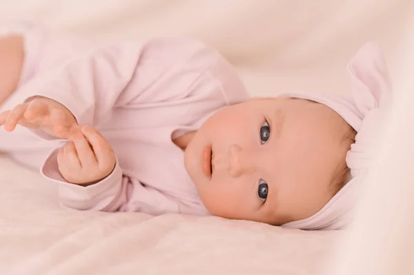 Милая Новорожденная Улыбающаяся Девушка Светлом Фоне Стоковое Фото
