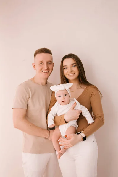 Stilvolle Junge Familie Fotografiert Mit Einem Kleinen Wunderschönen Baby Die Stockfoto