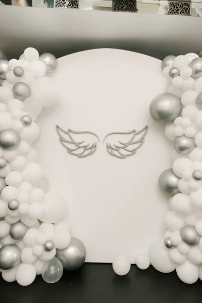 Красивая Белая Зона Воздушными Шарами Крыльями Ангела — стоковое фото