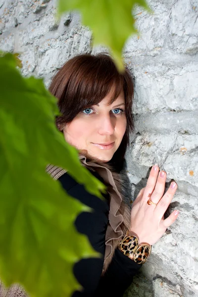 Girl near the wall — Stock Photo, Image